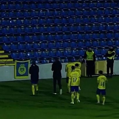 Plantel do Arouca agradece ao único adepto presente no Estádio de São Miguel