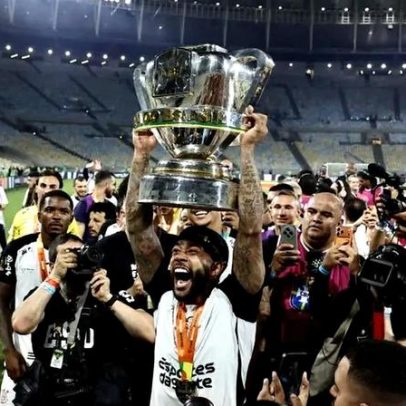 Depay critica a direção do Corinthians após vencer a Taça do Brasil