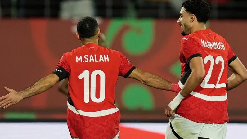 Salah e Marmoush festejam durante a vitória do Egito sobre o Zimbabué