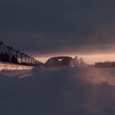 Bentley Flying Spur Speed define novo recorde de aceleração no gelo