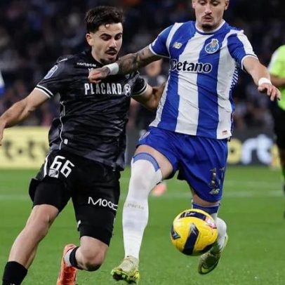 Soldado Sainz trava à força e impede avanço