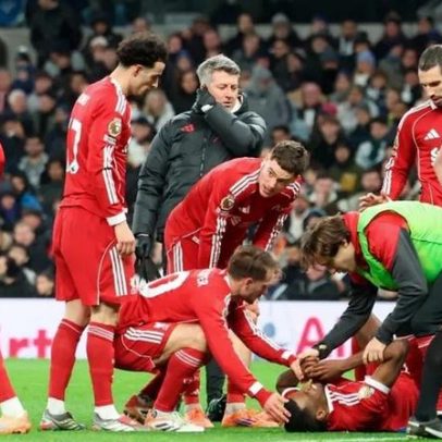 Lesão de Isak obriga Liverpool a procurar avançados