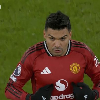 Casemiro surpreendido por choque no rosto do médio do United na substituição por Amorim