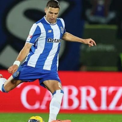Bednarek volta às opções de Farioli