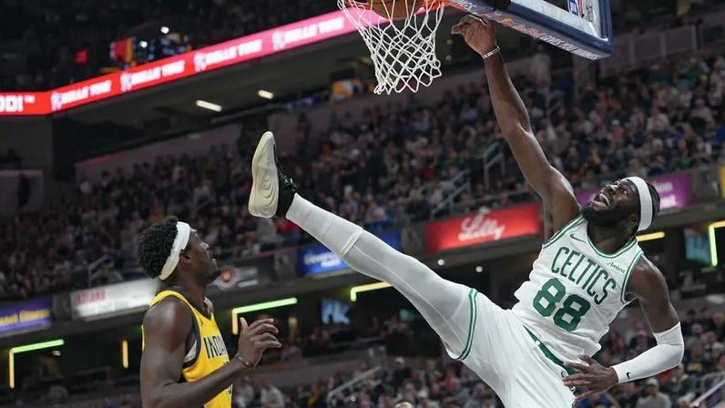 Neemias Queta em ação frente aos Indiana Pacers
