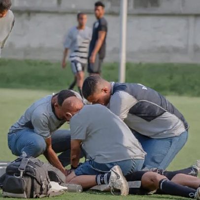 Futebolista morre durante jogo após engolir amuleto associado à bruxaria