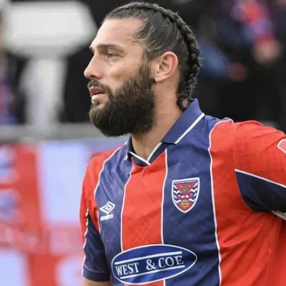 Andy Carroll acusado de violar ordem de restrição e vai a tribunal