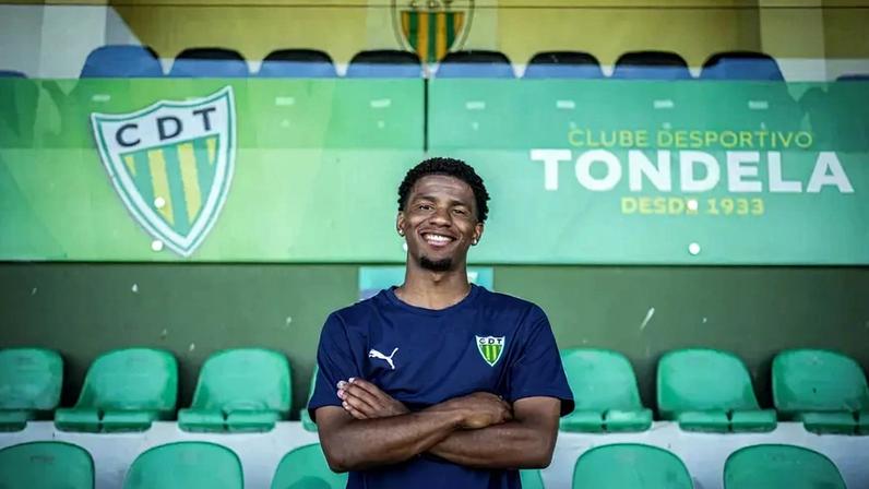 Rémy Vita joga pelas Ilhas Comores no jogo contra a Zâmbia