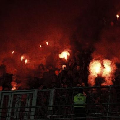 Adeptos do Benfica lançaram petardo durante evento