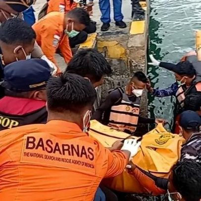 Corpo de menina de 12 anos encontrado após naufrágio na Indonésia