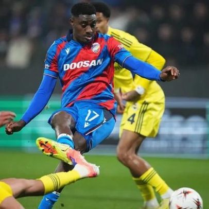 Rafiu Durosinmi, atacante nigeriano em final de contrato, proposto ao Benfica