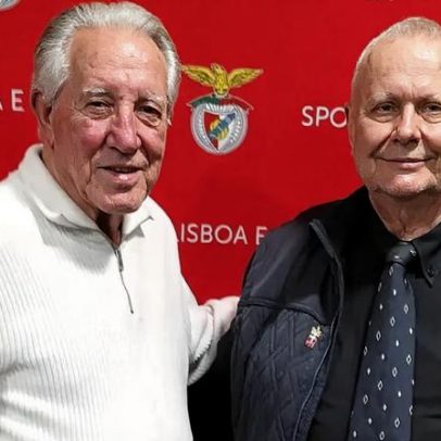 Dinamarquês que ergueu José Augusto pediu ser sepultado com camisola do Benfica