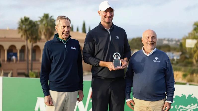 Chris Wood, o campeão, com o troféu, com Keith Waters (do Mena Tour) e Parreira Afonso (da Rolear)