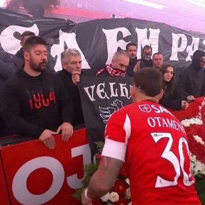 Jogadores do Benfica prestam homenagem ao antigo líder dos Diabos Vermelhos