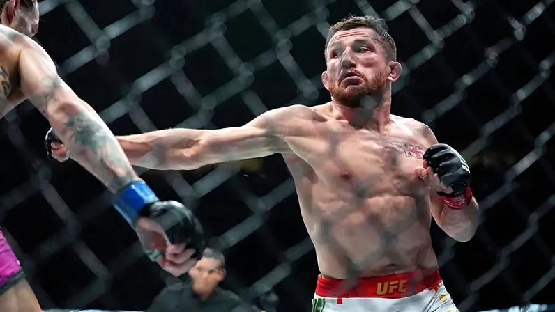 Merab Dvalishvili luta contra Petr Yan no UFC 323