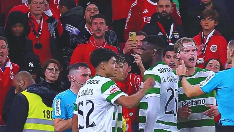 O momento em que uma garrafa foi arremessada na direção de Maxi Araújo