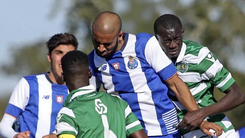 Júnior do FC Porto tira selfie com amiga com cachecol do Benfica e não jogou