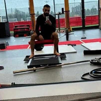 Salah publica fotografia no ginásio do Liverpool
