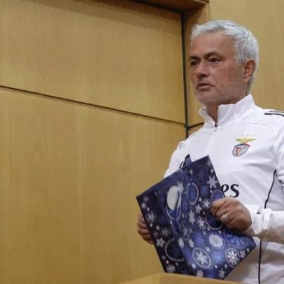 José Mourinho na sala de imprensa com uma prenda: o que aconteceu