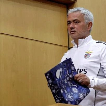 José Mourinho é visto com uma prenda na sala de imprensa