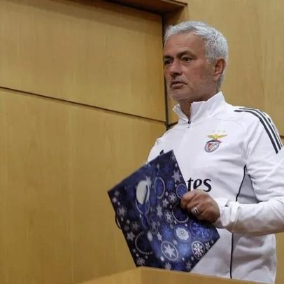 Mourinho com uma prenda na sala de imprensa: o que aconteceu