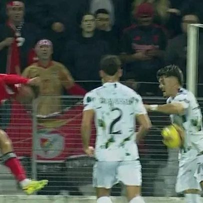 Benfica pediu penálti por mão de Dinis Pinto; Mourinho viu no tablet e reclamou
