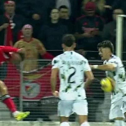 Benfica pediu penálti por mão de Dinis Pinto; árbitro mandou jogar