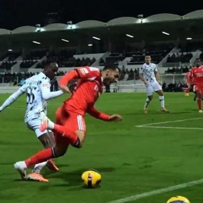 Penálti não assinalado a Pavlidis em Moreirense-Benfica, diz Iturralde González
