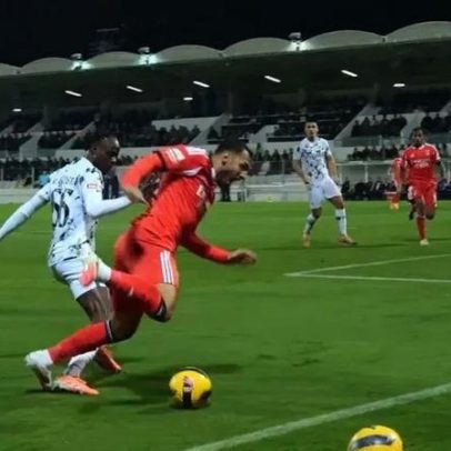 Iturralde González aponta penálti por marcar sobre Pavlidis Moreirense-Benfica