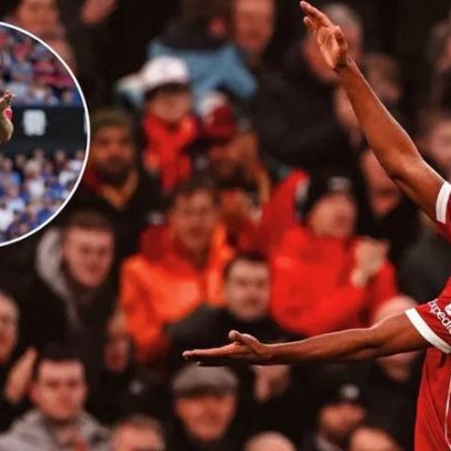 Gravenberch celebra com Diogo Jota em Anfield