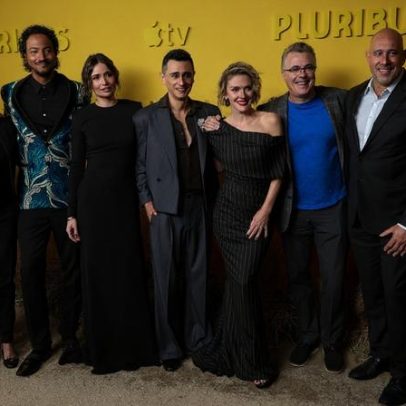 Versão portuguesa de Aquarius encerra episódio de Pluribus