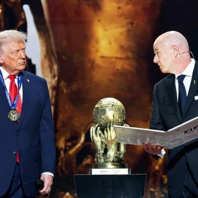 Infantino organiza festa, lança foguetes e recebe queixa