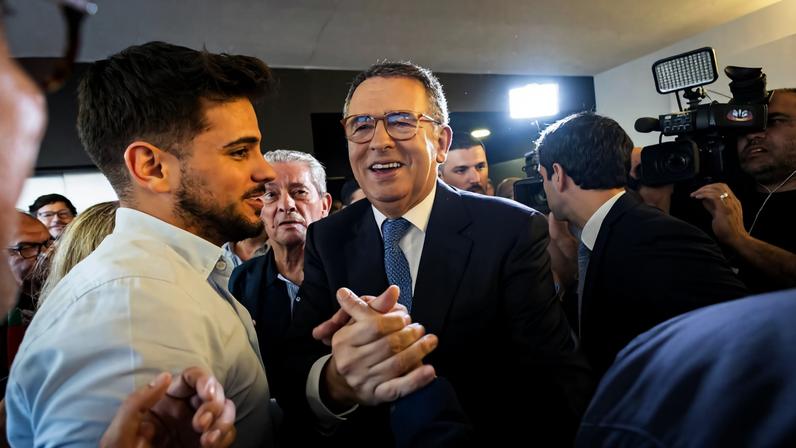 Presidentes do PS da associação de municípios apoiam Seguro