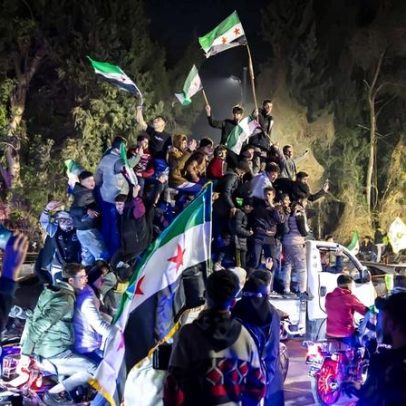 Milhares nas ruas de Damasco para celebrar o fim do regime de Assad