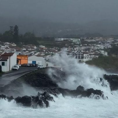 Sete distritos sob aviso amarelo por agitação marítima: ondas até cinco metros
