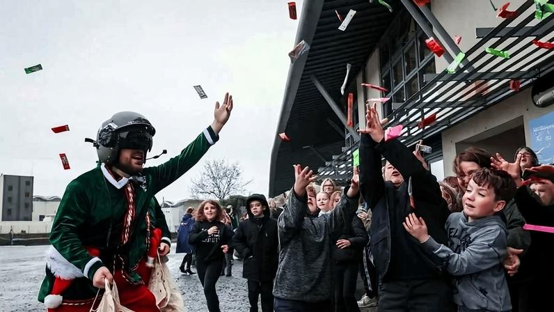 Helicópteros militares entregam presentes no Reino Unido
