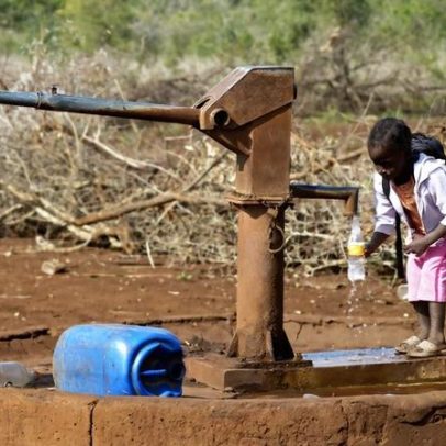 Moçambique limita importações de água, massa e farinha.