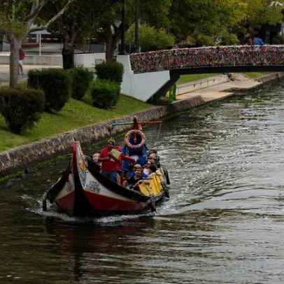 Barco moliceiro afunda na Costa Nova devido ao mau tempo
