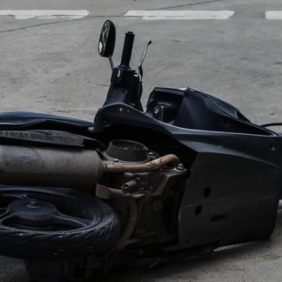 Motociclista fica com ferimentos ligeiros após despiste na Via Rápida