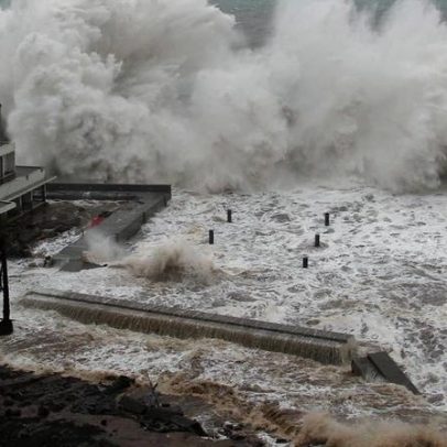 Madeira: cinco resgatados após serem arrastados por onda