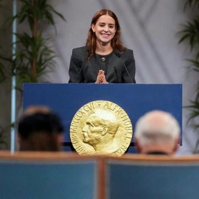 Deputado removido à força do plenário após ocupar a mesa da presidência