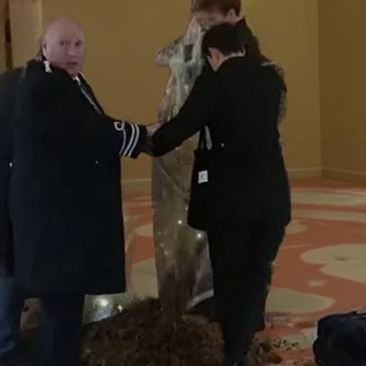 Estrume na árvore de Natal do Ritz protesta contra os super-ricos britânicos