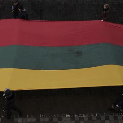 Milhares protestam contra ameaças à liberdade de imprensa na Lituânia
