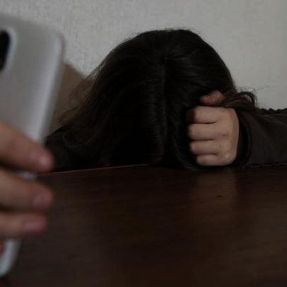 Jovem expulsa por agredir colega que partilhou fotos nuas criadas por IA