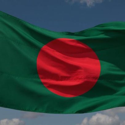 Milhares recebem líder da oposição do Bangladesh que retornou do exílio