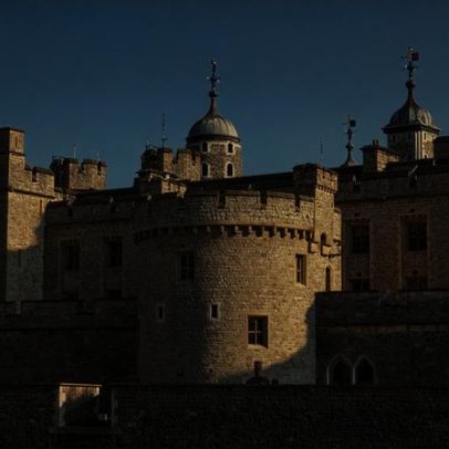 Torre de Londres fechada após vandalização de vitrine com Joias da Coroa