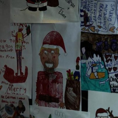 Engano: criança escolhida para papel de elfo surge vestida de Elvis