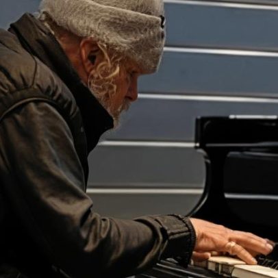 Homem sem-abrigo senta-se ao piano durante vídeo viral e gera reação