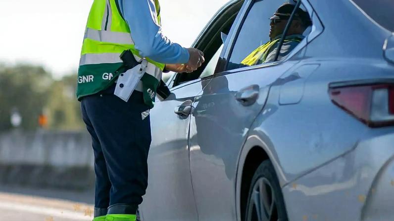 12 mortos e mais de 430 detenções por álcool ao volante marcam estradas no Natal