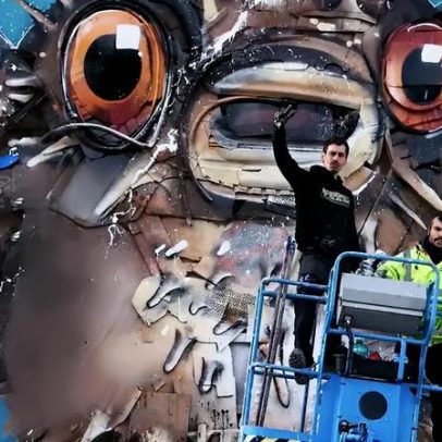 Mural de Bordalo II na Costa da Caparica alerta para problemas ambientais